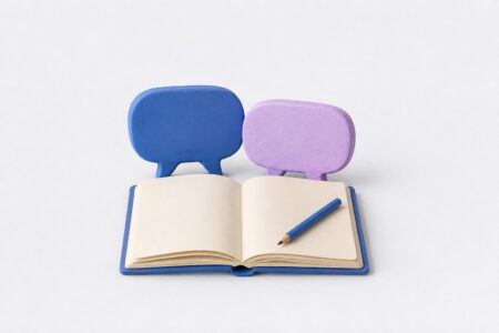 Dos globos de conversación azul y lila detrás de un cuaderno abierto y un lápiz.