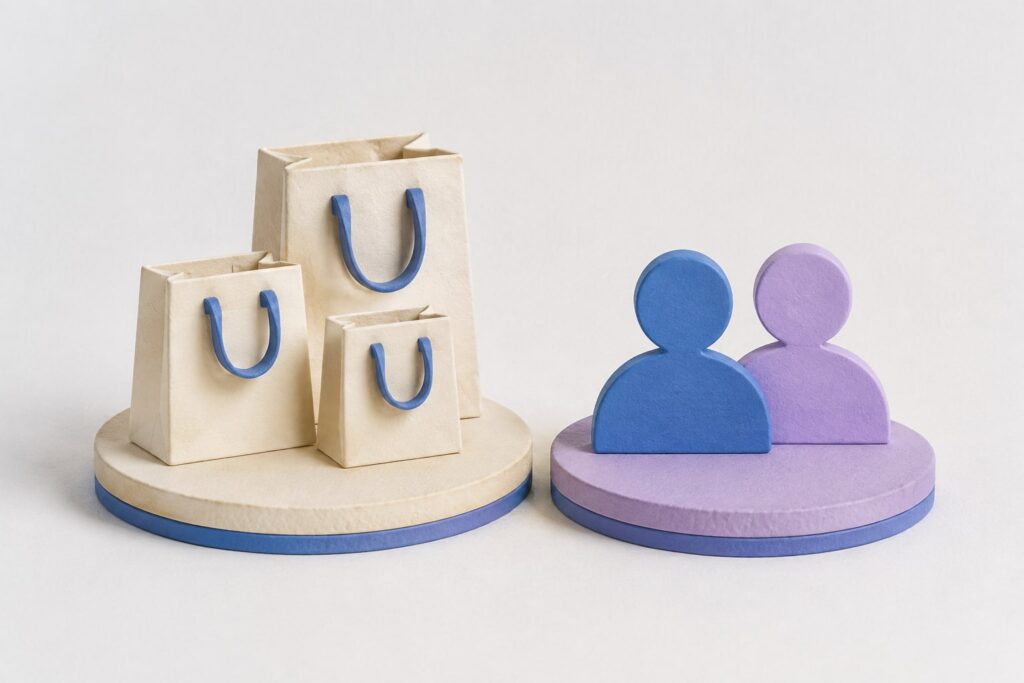 Bolsas de compra y dos figuras de personas en bases separadas, representando la diferencia entre pedidos y compradores.