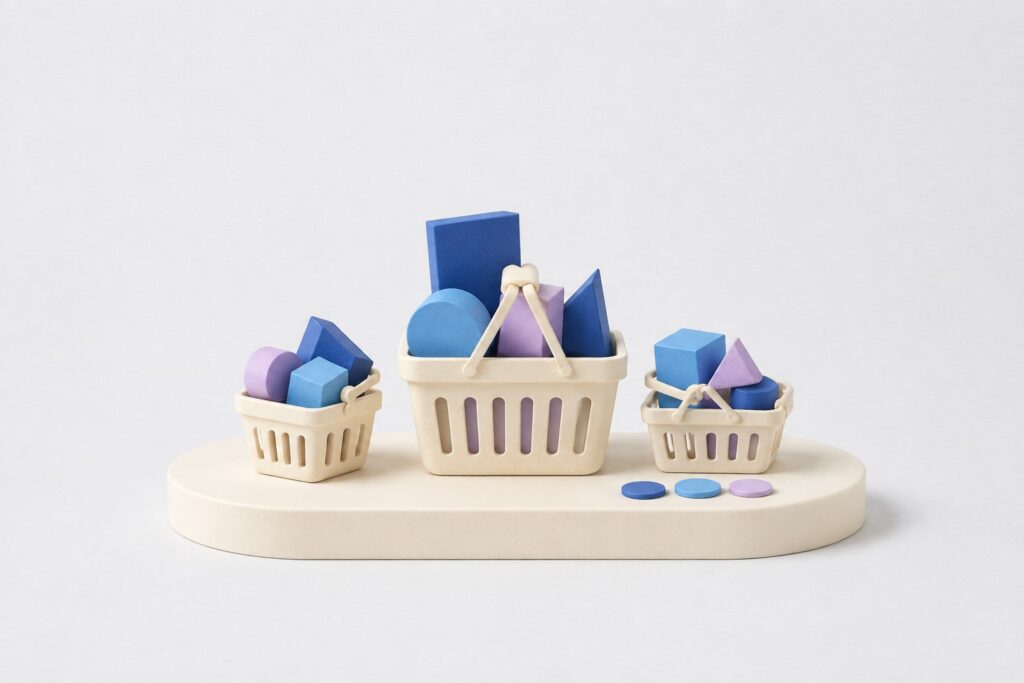 Tres canastos de distintos tamaños con productos geométricos azules y lilas, representando comparación de pedidos.