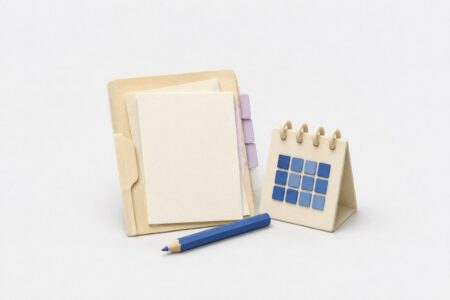 Carpeta de informe con hojas, un lápiz azul y un calendario abstracto, representando revisión mensual de marketing.