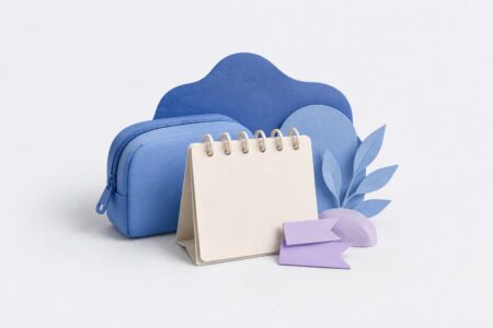 Calendario sin fechas junto a un bolso azul y separadores lilas, ilustrando la planificación de una campaña estacional.